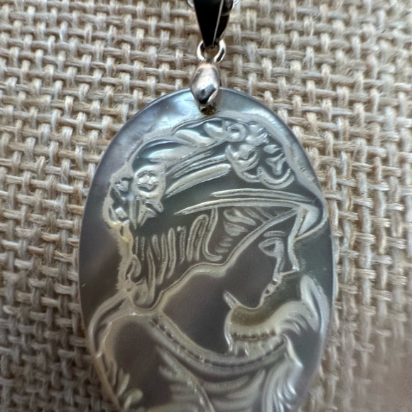 Oval Cameo Shell Pendant Woman Carving on Silver Chain - Picture 8 of 16